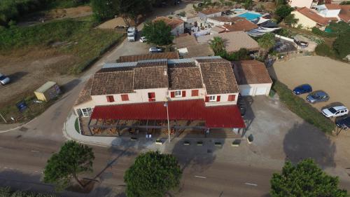 una vista aérea de una casa con techo rojo en A Rossa Location, en Favone