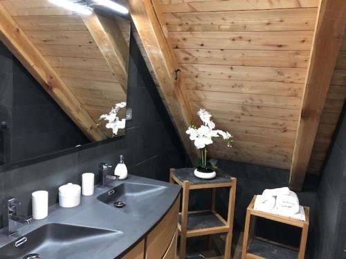 ein Badezimmer mit Waschbecken und Spiegel in der Unterkunft Chalet La Grange in Auron