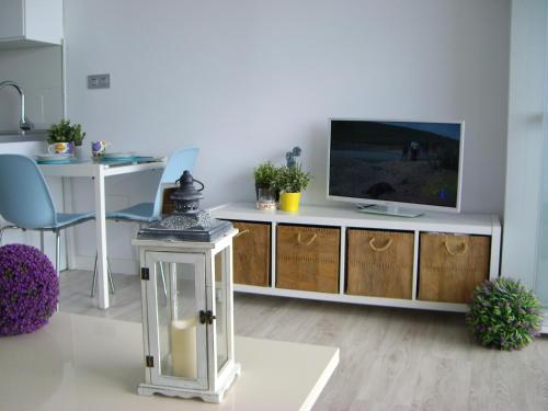 una sala de estar con TV de pantalla plana en un armario en Castillo de Santa Clara Luxury, en Torremolinos