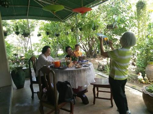 Baan Sithepaban Guesthouseの宿泊客