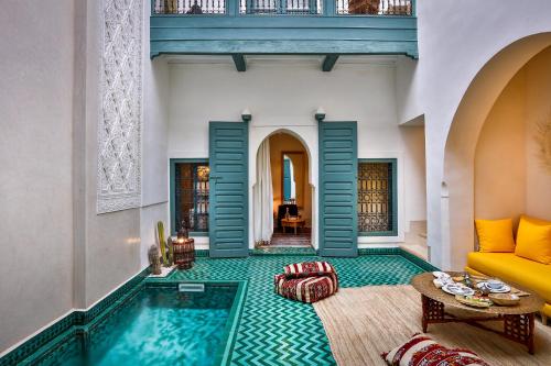 una sala de estar con piscina en una casa en Hotel & Spa Dar Baraka & Karam, en Marrakech