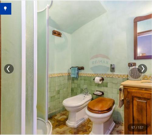 シラクーサにあるSuite Laberintoのバスルーム(トイレ、洗面台、シャワー付)