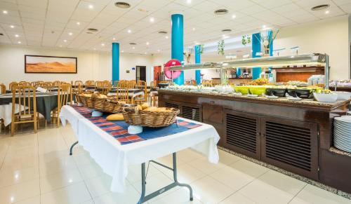 een restaurant met een buffet met manden op tafel bij BLUESEA Costa Teguise Gardens in Costa Teguise