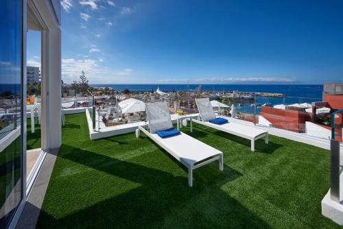 a balcony with chairs and a view of the ocean at Flamingo Beach Mate in Adeje