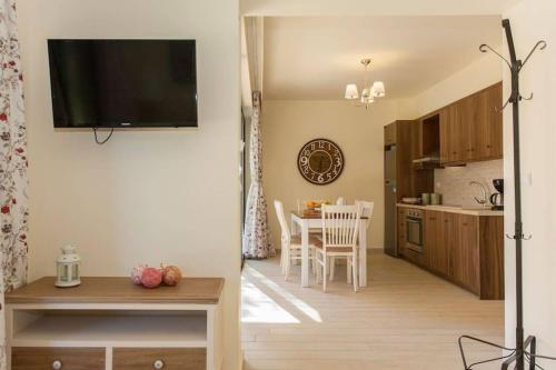 Η κουζίνα ή μικρή κουζίνα στο Olive Tree Farm 200m from the beach