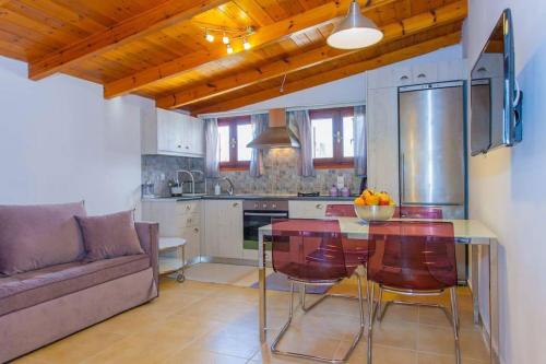 Η κουζίνα ή μικρή κουζίνα στο Olive Tree Farm 200m from the beach