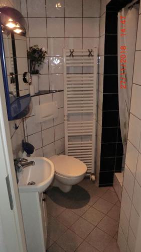 ブレーマーハーフェンにあるFamilie Würdemannの小さなバスルーム(トイレ、シンク付)