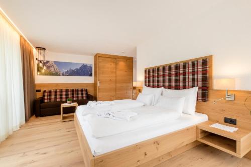Postel nebo postele na pokoji v ubytování Hotel Royal und Ferienhaus Annabel