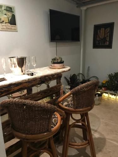 Μια τηλεόραση ή/και κέντρο ψυχαγωγίας στο The Garden Apartment, The Willow Apartment, & The Tropical Apartment at Casa of Essence in Old San Juan