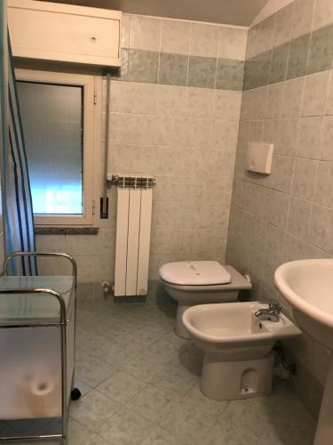 een badkamer met toilet en wastafel bij Residence Mariele in Tavazzano