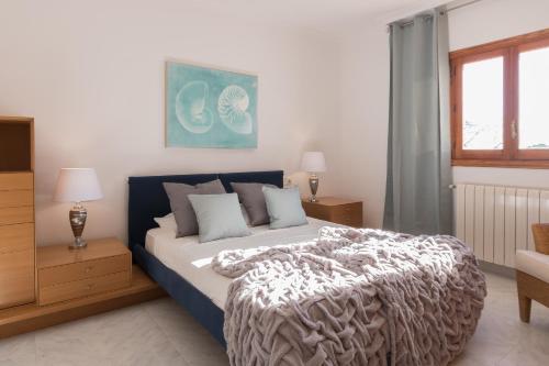 サンタ・エウラリア・デス・リウにあるCan Pere Blaiのベッドルーム1室(毛布付きのベッド1台付)