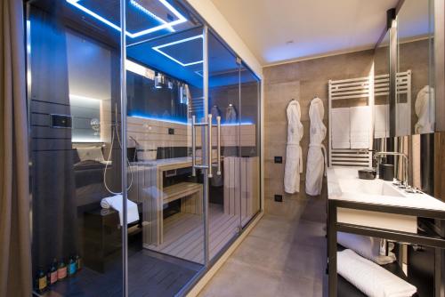 ブレウイル・チェルヴィナイアにあるホテル プリンチペ デッレ ネヴィのバスルーム(ガラス張りのシャワー、シンク付)