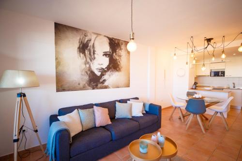 un salon avec un canapé bleu et une table dans l'établissement Paraiso II SS FREE WIFI, à Playa Paraiso