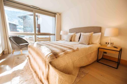 ムジェーヴにあるVacances – Megeve appart 2 bedroms– АЕ403のベッドルーム(大型ベッド1台、窓付)