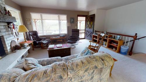 uma sala de estar com um sofá e uma lareira em Hideout Ft Abajo 2 BR Cabin, Stunning Views, Secluded! em Monticello