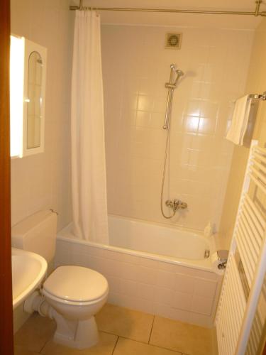 Un baño de Hotel Garni Zeranka