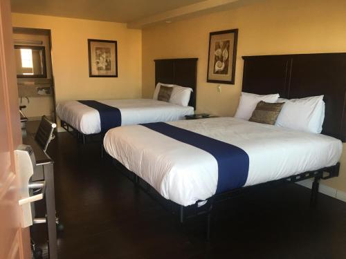 Postel nebo postele na pokoji v ubytování Budget Lodge San Bernardino