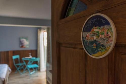 a sign on a wooden door in a room at Cinque Colori Bed & Breakfast- Spa in Algarrobo