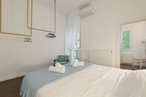 Кровать или кровати в номере Roman market- upper Aristotelous sq luxury apartment