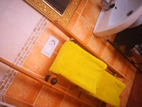 モハカルにあるJoya del Marの黄色いタオル付きのバスルームのオーバーヘッドビュー