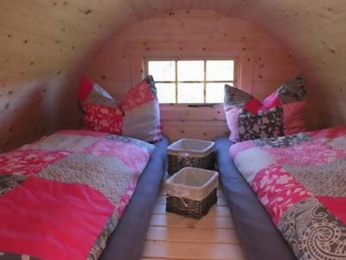 En eller flere senge i et værelse på Ferienhaus SEE Romantik mit Sauna und Whirlpool