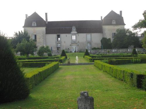 Κήπος έξω από το Chambres d'Hôtes et Gîtes du Château de Clauzuroux