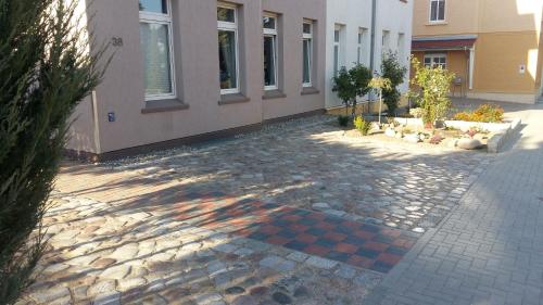 a brick walkway in front of a building at Stadtoase Zeitlos in Teterow