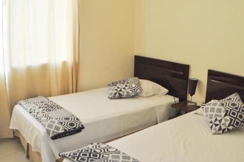מיטה או מיטות בחדר ב-Garzota Suites Airport Balcony