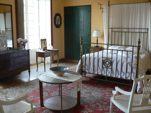 Ένα ή περισσότερα κρεβάτια σε δωμάτιο στο Chambres d'Hôtes et Gîtes du Château de Clauzuroux