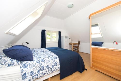 een slaapkamer met een bed en een wastafel bij Giethoorn Lodge in Giethoorn