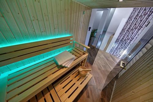 vistas a un banco de madera en una habitación en Apartamenty Sielankowo, en Szczyrk
