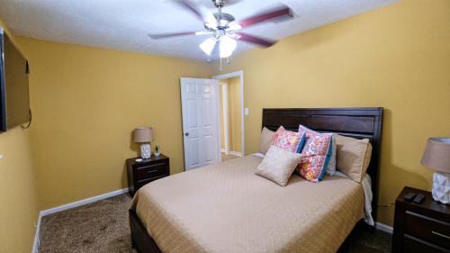 a bedroom with a bed and a ceiling fan at NRG, Medical Center, MM Park, Galleria, MD Anderson - Valley Bend in Missouri City