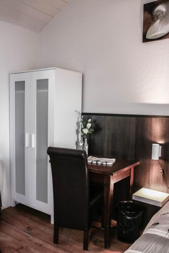 a bedroom with a desk and a chair and a bed at Hotel 't Welink in Dinxperlo