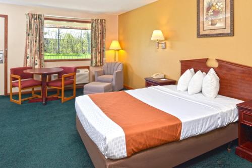 Un pat sau paturi într-o cameră la Americas Best Value Inn Plattsburgh