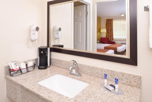 Koupelna v ubytování Americas Best Value Inn Plattsburgh