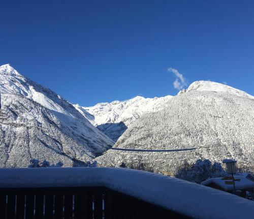 a view of a snowy mountain range with snow covered mountains at Das Haus Kunz in Imsterberg