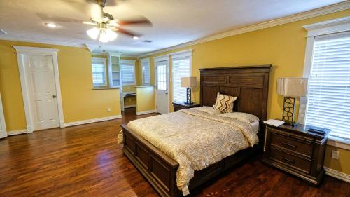a bedroom with a bed and a ceiling fan at 350k Home, 5 BDR, Up to 16 guest, Middle of Town - Templar in Sugar Land