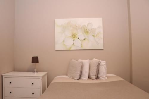 Giường trong phòng chung tại Beautiful 2Bedroom in the South End Boston - Ground Level Unit
