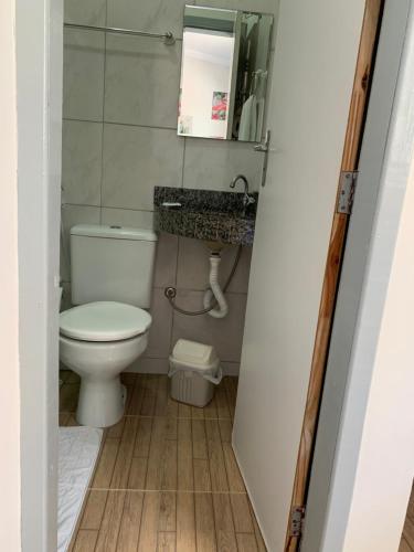 La salle de bains est pourvue de toilettes et d'un lavabo. dans l'établissement Suites Carioca, à Porto de Galinhas