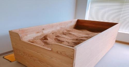 una caja de madera sentada en una mesa junto a una ventana en KIBOTCHA / Vacation STAY 8351, en Higashimatsushima