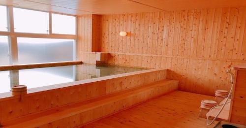 une chambre vide avec une baignoire et une fenêtre dans l'établissement KIBOTCHA-Women's dormitory / Vacation STAY 8356, à Higashimatsushima