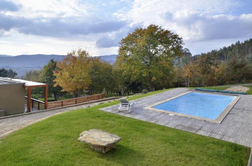 Bazén v ubytování Quinta da Longra nebo v jeho okolí