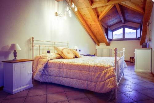 a bedroom with a bed and a wooden ceiling at Villa dei Venti - Comfort Holiday in Bergamo