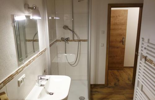 y baño con ducha, lavamanos y ducha. en Appartement - Ferienwohnung - FeWo Heuboden en Emmering