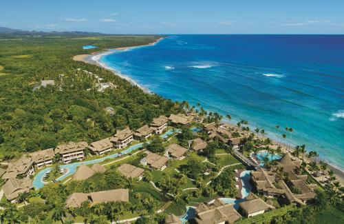uma vista aérea do resort e do oceano em Zoetry Agua Punta Cana - All Inclusive em Punta Cana