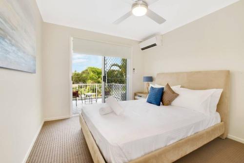 A bed or beds in a room at Central Mooloolaba 3 Bedroom Unit