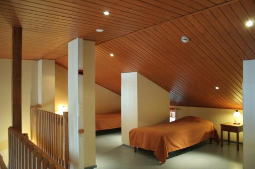 Giường trong phòng chung tại Metsäkartano Outdoor Centre