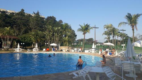 un grupo de personas en la piscina de un complejo en Condomínio Fechado - Enseada - Lazer Total, en Guarujá