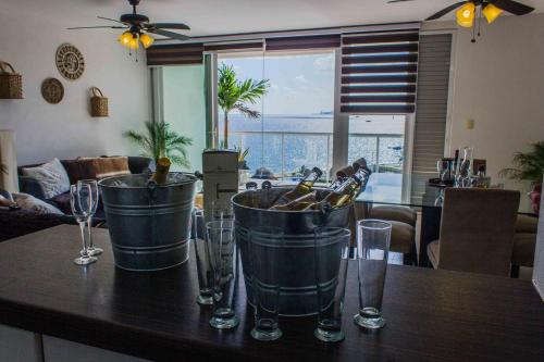 una sala de estar con una mesa con copas de vino.  en AMARA CANCUN BEaCHFRONT CARIBE 1, en Cancún