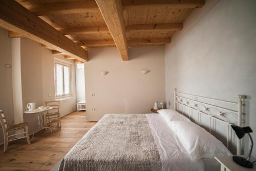a bedroom with a large bed and a wooden ceiling at B&B Arcadia in Gualtieri